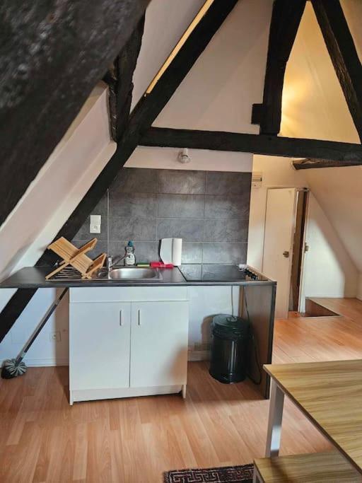 Appartamento Le Petit Medieval Montluçon Esterno foto