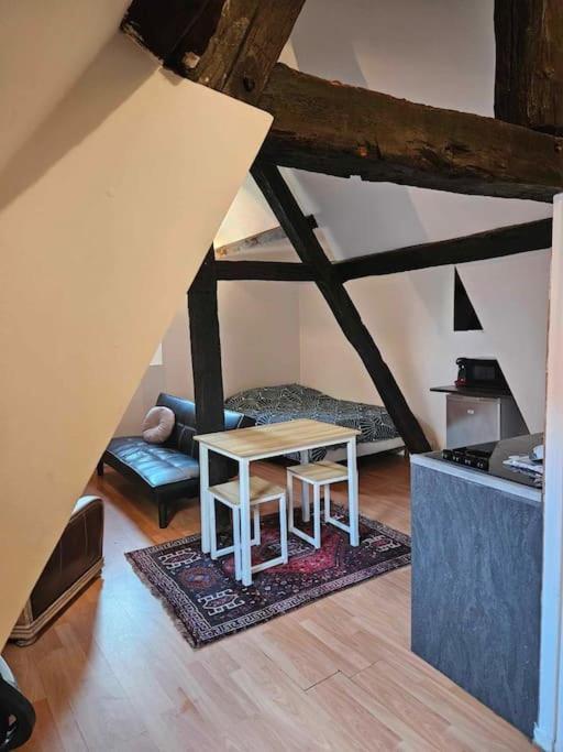 Appartamento Le Petit Medieval Montluçon Esterno foto